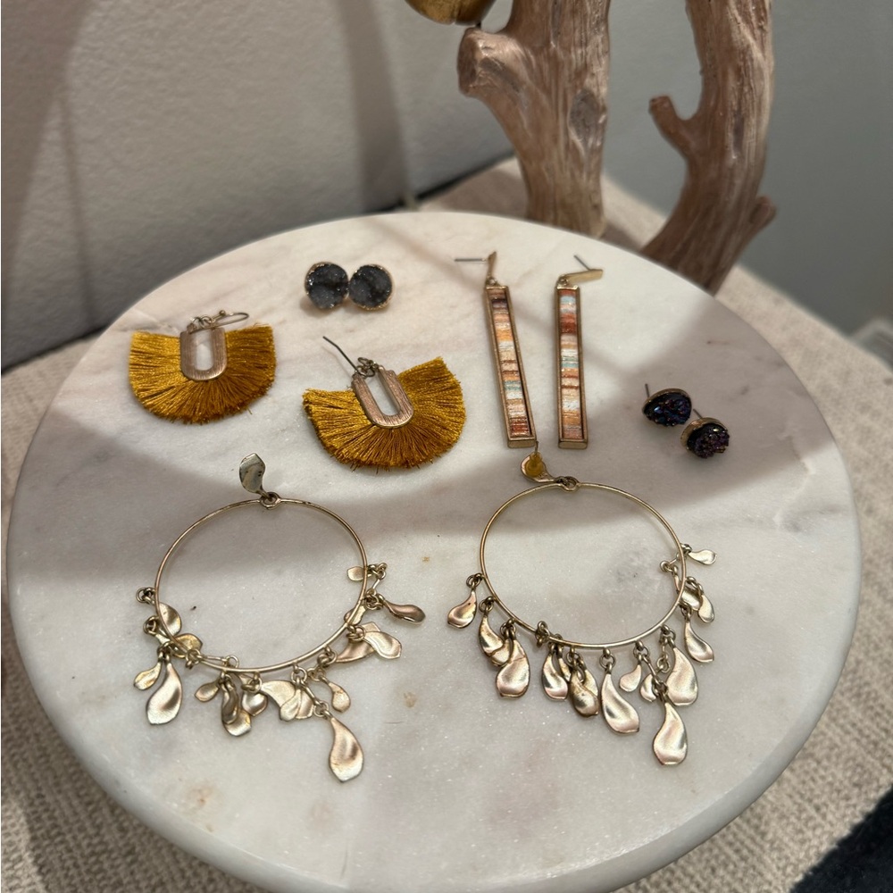 💎 Kendra Scott Gold Hoop earrings with other earrings.